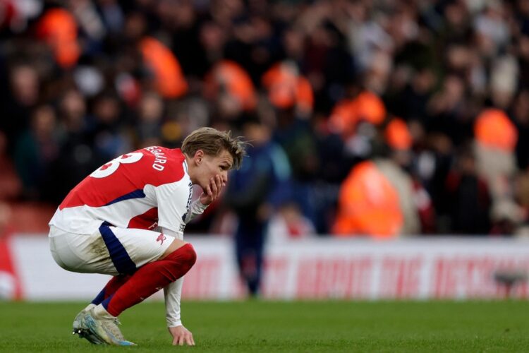 Arsenal pierde el derbi ante West Ham y da tranquilidad al Liverpool