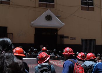 Fabriles toman el Ministerio de Trabajo y piden la renuncia de su titular