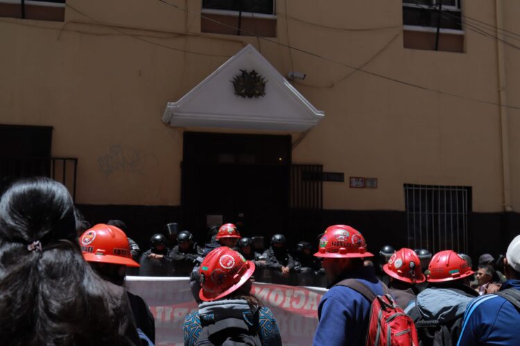 Fabriles toman el Ministerio de Trabajo y piden la renuncia de su titular