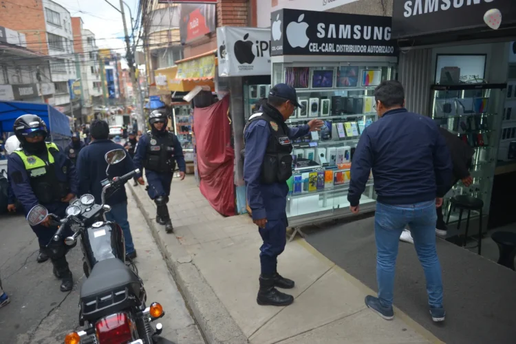 Vecinos comerciantes y la Alcaldía realizan el reordenamiento en la calle Eloy Salmón.