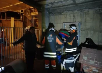 Personal de la Alcaldía ayuda en la evacuación de familias en la avenida Francisco Bedregal.