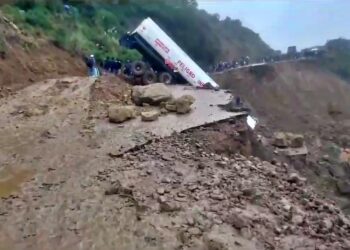 Cisterna queda colgada en barranco y colapsa  carretera Cochabamba-Oruro