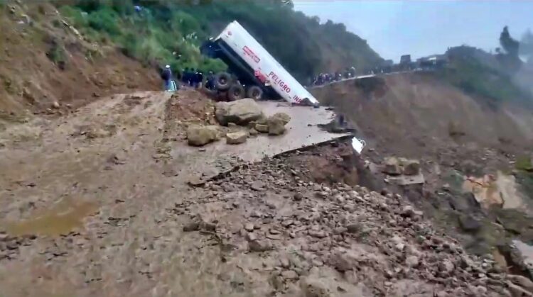 Cisterna queda colgada en barranco y colapsa  carretera Cochabamba-Oruro