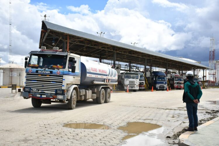 YPFB recibirá casi 70 millones de litros de combustible hasta el viernes