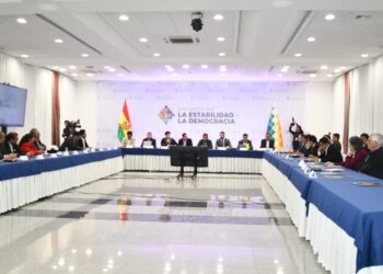 Con más de una hora de retraso, se instala el encuentro político convocado por Arce