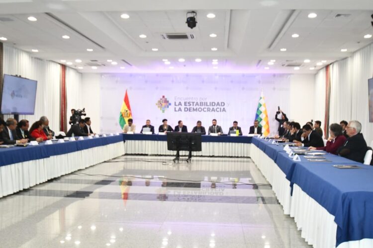 Con más de una hora de retraso, se instala el encuentro político convocado por Arce