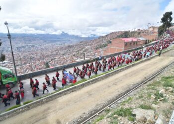 Una facción de la Federación Túpac Katari baja de El Alto para cercar la plaza Murillo