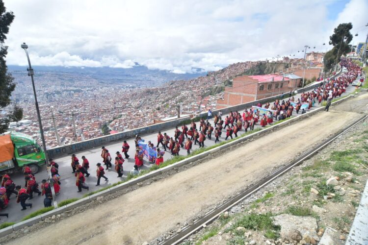 Una facción de la Federación Túpac Katari baja de El Alto para cercar la plaza Murillo