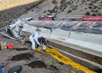 Camión cisterna boliviano derrama más de 10.000 litros de diésel en carretera de Chile