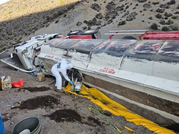 Camión cisterna boliviano derrama más de 10.000 litros de diésel en carretera de Chile
