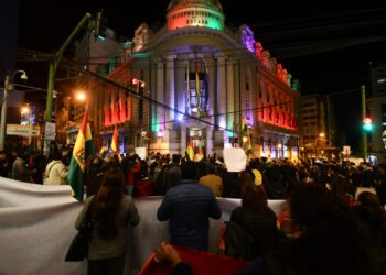 Plataformas ciudadanas marchan en la ciudad de La Paz por la crisis de combustible y la canasta familiar