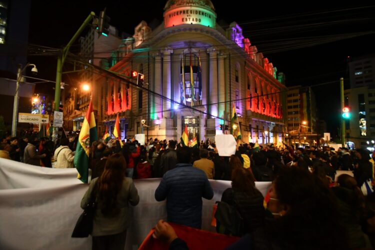 Plataformas ciudadanas marchan en la ciudad de La Paz por la crisis de combustible y la canasta familiar