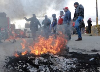 Choferes de El Alto cortan el paso por falta de combustibles