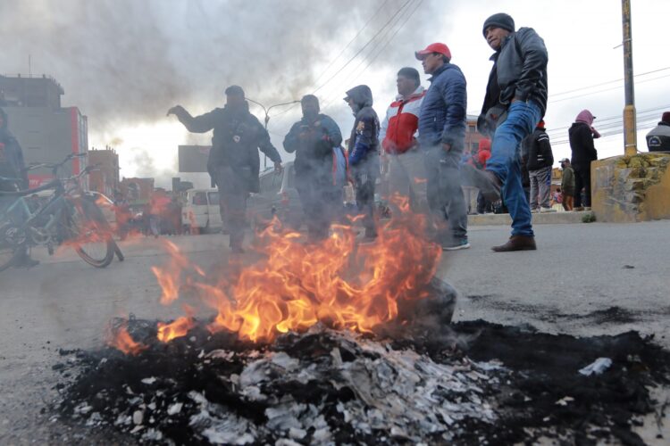 Choferes de El Alto cortan el paso por falta de combustibles