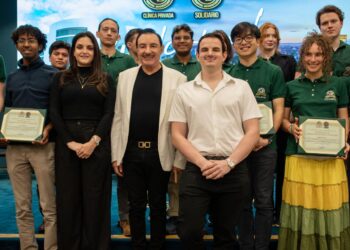 UDABOL lanza histórico modelo solidario de salud y nombra a miembros de la Oxford Diplomatic Society como Embajadores de Buena Voluntad
