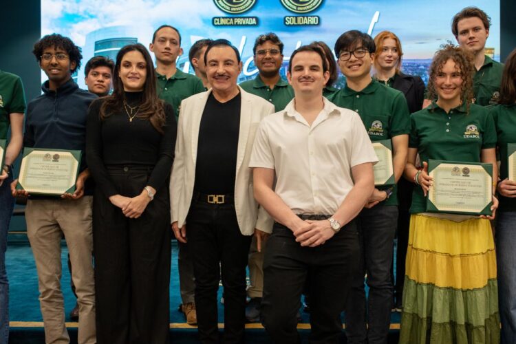 UDABOL lanza histórico modelo solidario de salud y nombra a miembros de la Oxford Diplomatic Society como Embajadores de Buena Voluntad