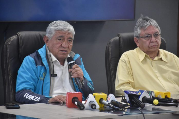 El alcalde Iván Arias en conferencia de prensa.