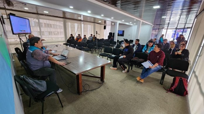 Reunión entre el personal de la Alcaldía y vecinos.