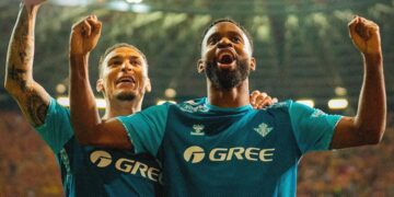 Betis cumple en Polonia y pasa a semifinales en la Conference League