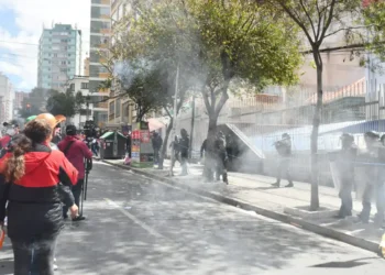 Maestros y policías se enfrentan en la protesta por mayor presupuesto