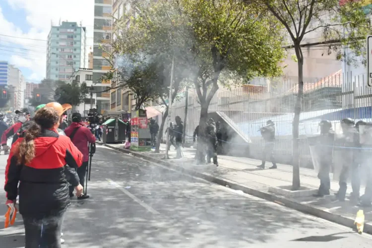 Maestros y policías se enfrentan en la protesta por mayor presupuesto