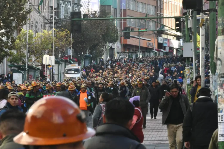 Mineros protestan en La Paz por falta de combustible y explosivos