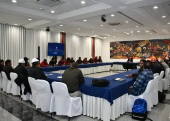 El Gobierno y la COB se reúnen para abordar el incremento salarial