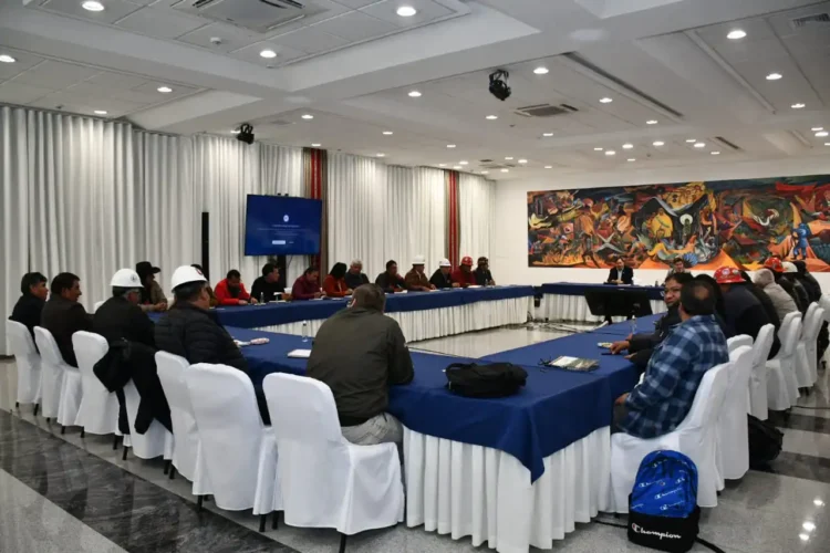 El Gobierno y la COB se reúnen para abordar el incremento salarial