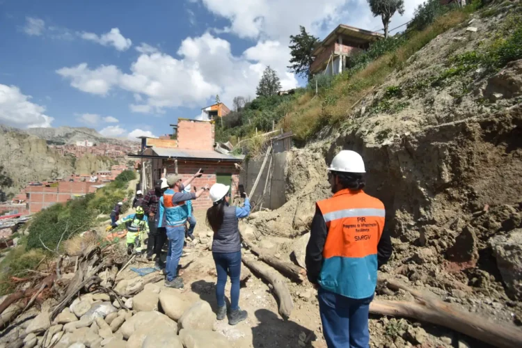 Funcionarios de la Alcaldía de La Paz notificó a los propietarios de un inmueble. FOTO: GAMLP
