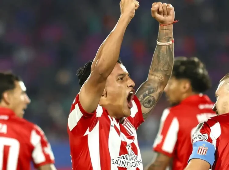 Estudiantes arrasa en Santiago por Libertadores