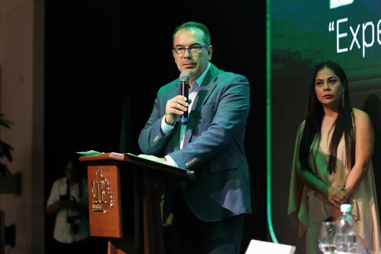 Aguilera exige modelo mixto y critica estatismo en cumbre energética