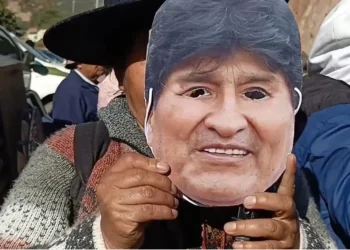 Evistas marchan con caretas de Morales hacia La Paz
