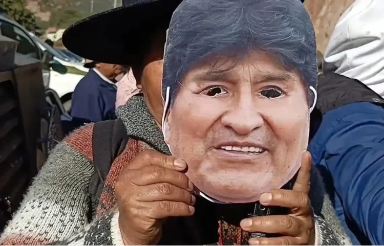 Evistas marchan con caretas de Morales hacia La Paz