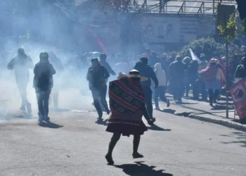 Evistas llegan hasta la plaza Abaroa y la Policía los gasifica