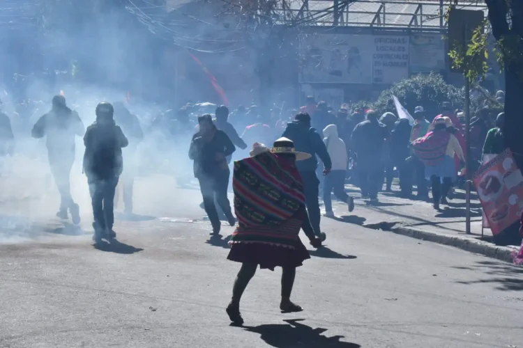 Evistas llegan hasta la plaza Abaroa y la Policía los gasifica