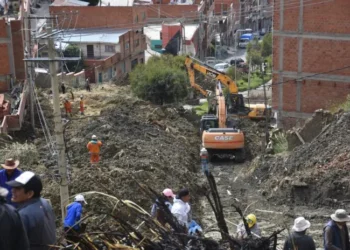 Personal de la Alcaldía de La Paz continúa con trabajos de estabilización en Alto Tacagua. FOTO GAMLLP