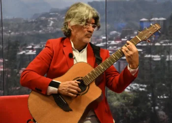Piraí Vaca transforma la guitarra en una orquesta en ‘InsPIRAÍsimo’