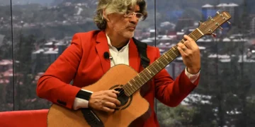Piraí Vaca transforma la guitarra en una orquesta en ‘InsPIRAÍsimo’