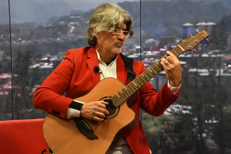 Piraí Vaca transforma la guitarra en una orquesta en ‘InsPIRAÍsimo’