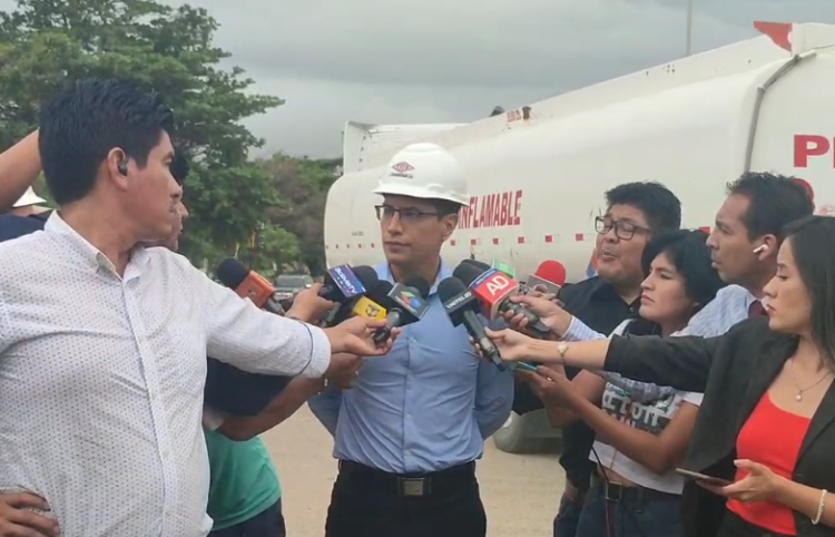 YPFB descarga 7,5 millones de litros de combustibles