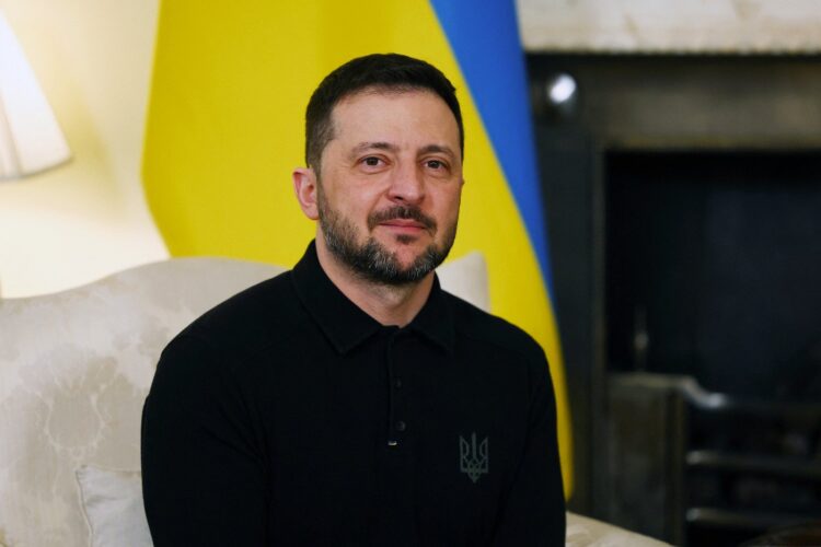 El presidente de Ucrania, Volodymyr Zelensky, sonríe durante una reunión bilateral en el centro de Londres, el sábado.