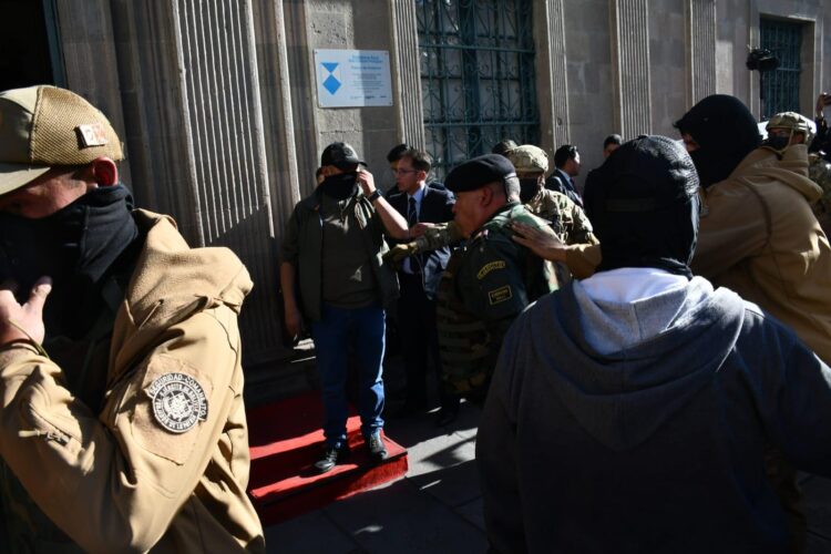 El momento en que Juan Zúñiga entra al Palacio Quemado el día del golpe "fallido".