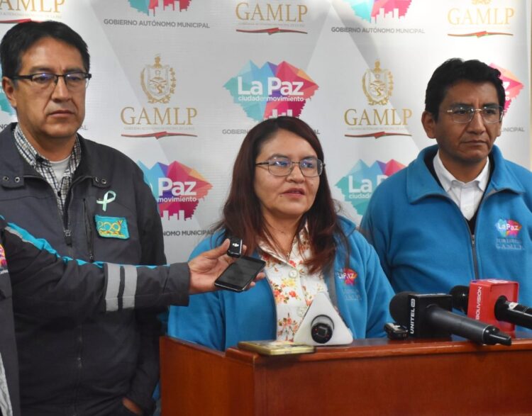 La directora Jurídica de la Alcaldía de La Paz, Amparo Morales, en conferencia de prensa.