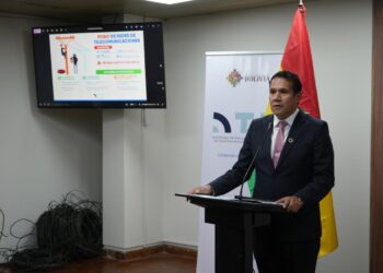El director de la ATT, Néstor Ríos, en conferencia de prensa.