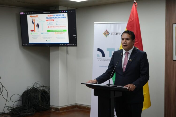 El director de la ATT, Néstor Ríos, en conferencia de prensa.