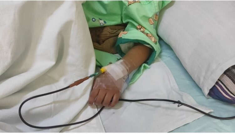 Un adolescente afectado por el incendio de un bus escolar está en terapia intensiva.