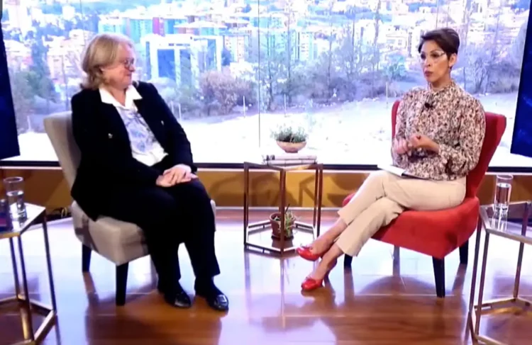La embajadora de Francia en Bolivia, Hélène Roos y Claudia Benavente en una entrevista pasada en Piedra, papel y tinta de La Razón. FOTO: LA RAZÓN