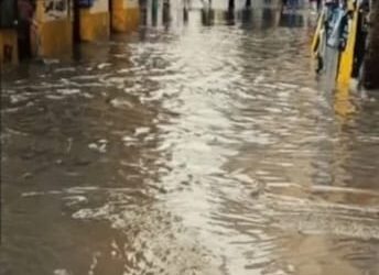 La calle Honda de la ciudad de La Paz quedó inundada luego de una torrencial lluvia.