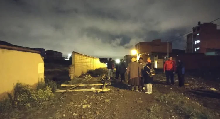 El muro de un colegio de El Alto colapsó debido a las intensas lluvias. FOTO: GAMEA