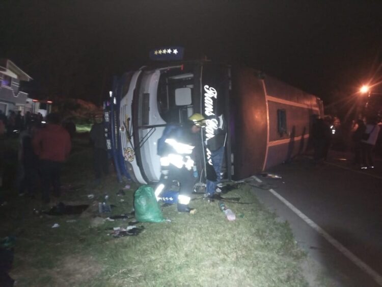 Accidente en carretera Santa Cruz-Cochabamba deja un muerto y 16 heridos
